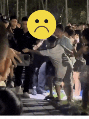 11-1752197115-video-gay-buc-xuc-ve-si-di-cung-duong-domic-xo-nga-nguoi-dan-tho-bao.gif