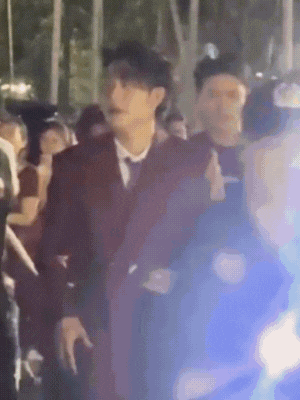 11-1752197115-video-gay-buc-xuc-ve-si-di-cung-duong-domic-xo-nga-nguoi-dan-tho-bao.gif