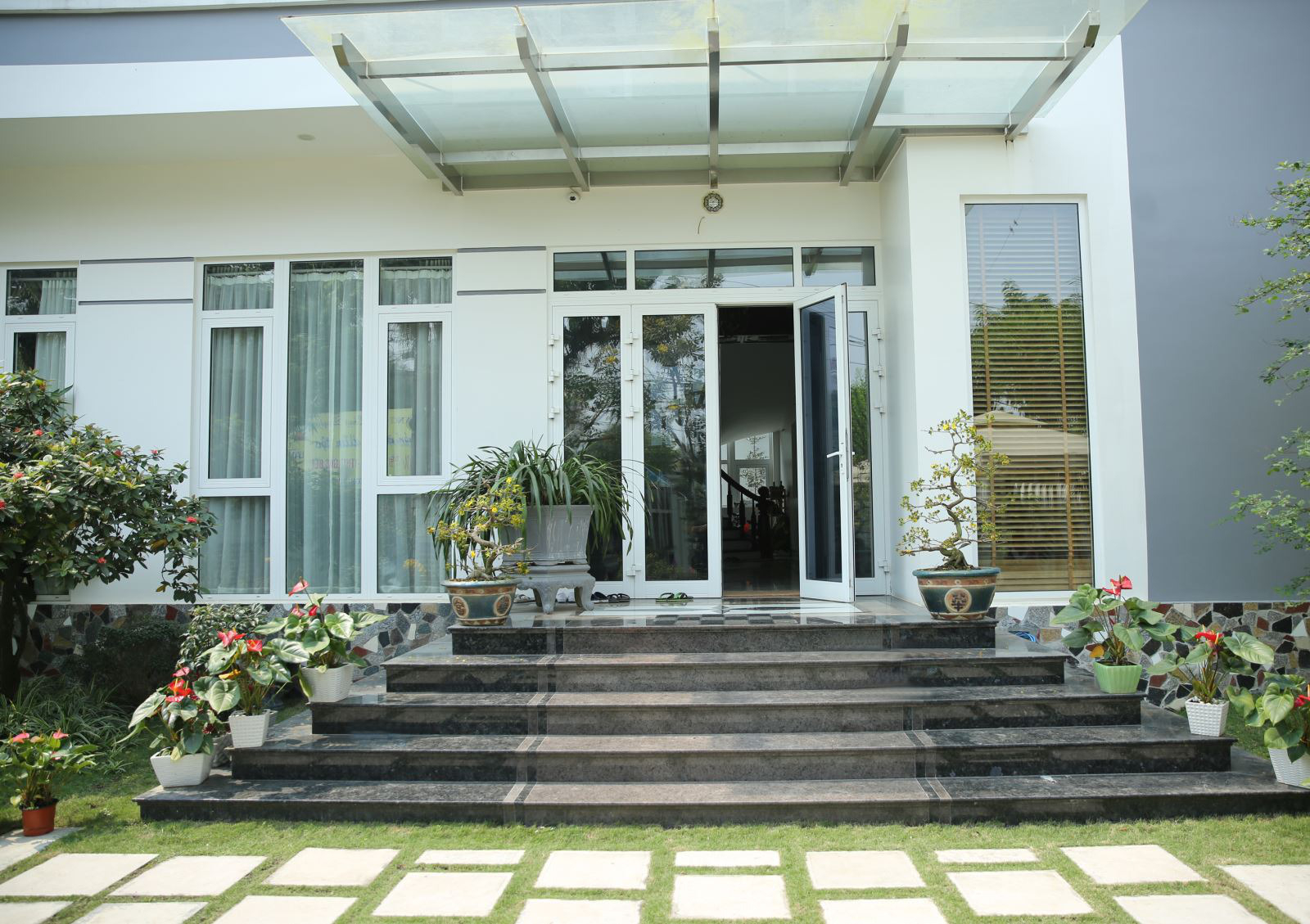 Xây thềm nhà chỉ 1 hoặc 2 bậc có được không? Chuyên gia giải đáp bất ngờ - Ảnh 2.