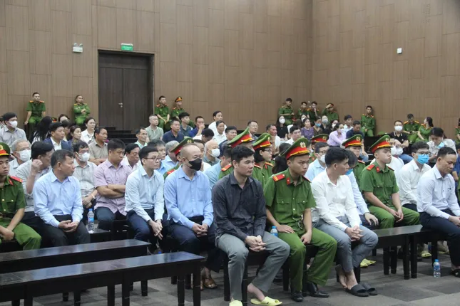11-1752199903-tuyen-an-cuu-bi-thu-tinh-uy-hoang-thi-thuy-lan-va-chu-tich-tap-doan-phuc-son.webp