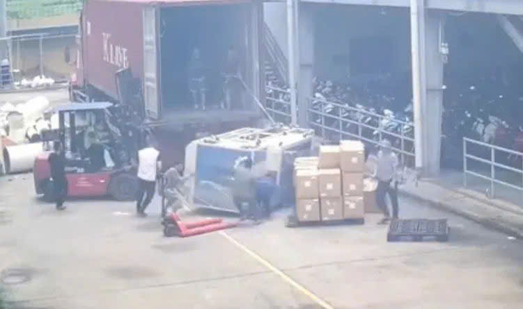 Kiện hàng từ trên xe container rơi xuống đè 2 người thương vong- Ảnh 1.