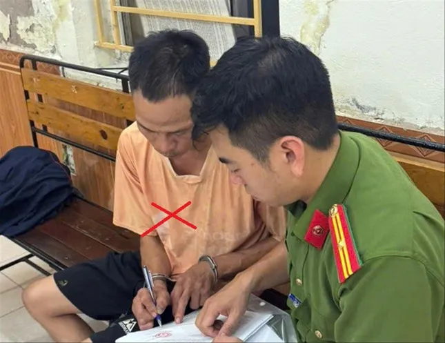 11-1752202377-goc-khuat-vu-cha-xich-con-tren-pho-o-hai-phong.webp