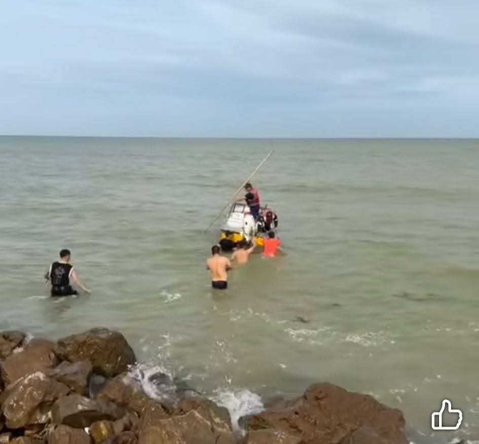 Thương tâm: Tìm thấy cháu bé 6 tuổi đuối nước trên biển Sầm Sơn sau 3 ngày mất tích- Ảnh 2.