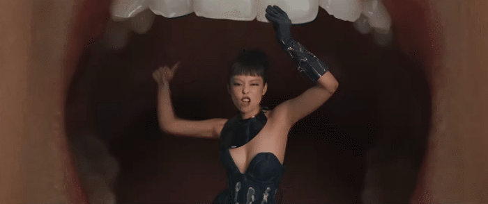 11-1752220919-blackpink-tung-mv-di-nhat-tu-truoc-den-nay-ca-the-gioi-hoa-zombie-dien-loan-vi-4-nang.gif