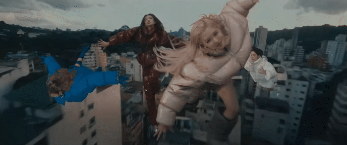 11-1752220919-blackpink-tung-mv-di-nhat-tu-truoc-den-nay-ca-the-gioi-hoa-zombie-dien-loan-vi-4-nang.gif