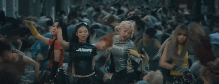 11-1752220919-blackpink-tung-mv-di-nhat-tu-truoc-den-nay-ca-the-gioi-hoa-zombie-dien-loan-vi-4-nang.gif