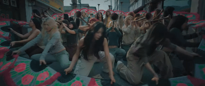 11-1752220919-blackpink-tung-mv-di-nhat-tu-truoc-den-nay-ca-the-gioi-hoa-zombie-dien-loan-vi-4-nang.gif