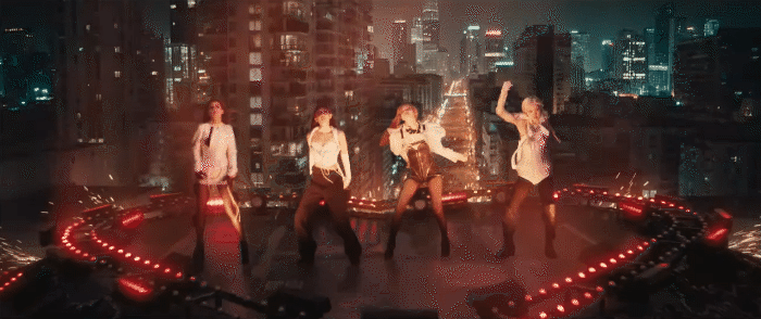 11-1752220920-blackpink-tung-mv-di-nhat-tu-truoc-den-nay-ca-the-gioi-hoa-zombie-dien-loan-vi-4-nang.gif