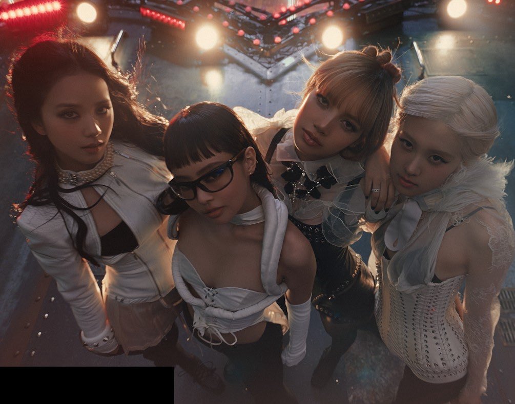 11-1752220920-blackpink-tung-mv-di-nhat-tu-truoc-den-nay-ca-the-gioi-hoa-zombie-dien-loan-vi-4-nang.jpg