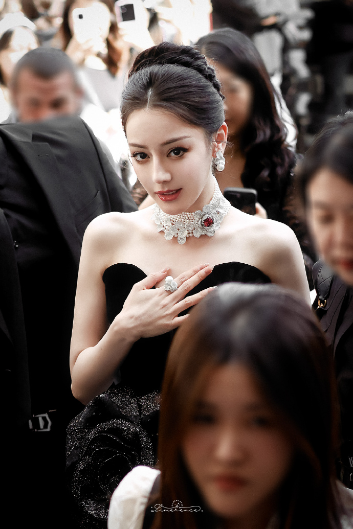 Drama căng đét: Địch Lệ Nhiệt Ba bị 