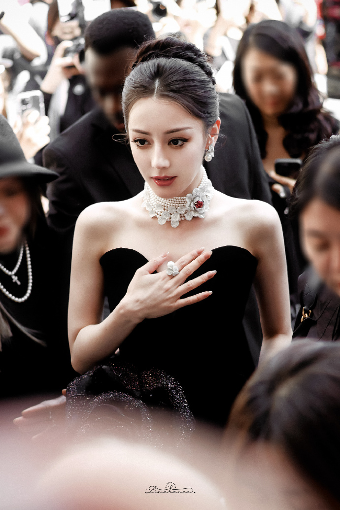 Drama căng đét: Địch Lệ Nhiệt Ba bị 
