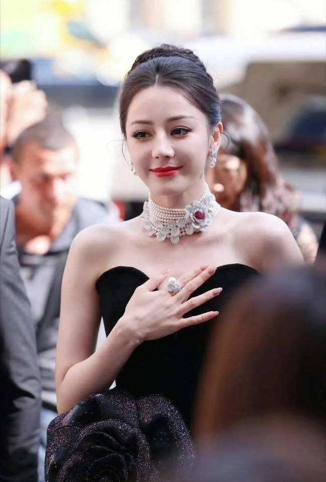 Drama căng đét: Địch Lệ Nhiệt Ba bị 