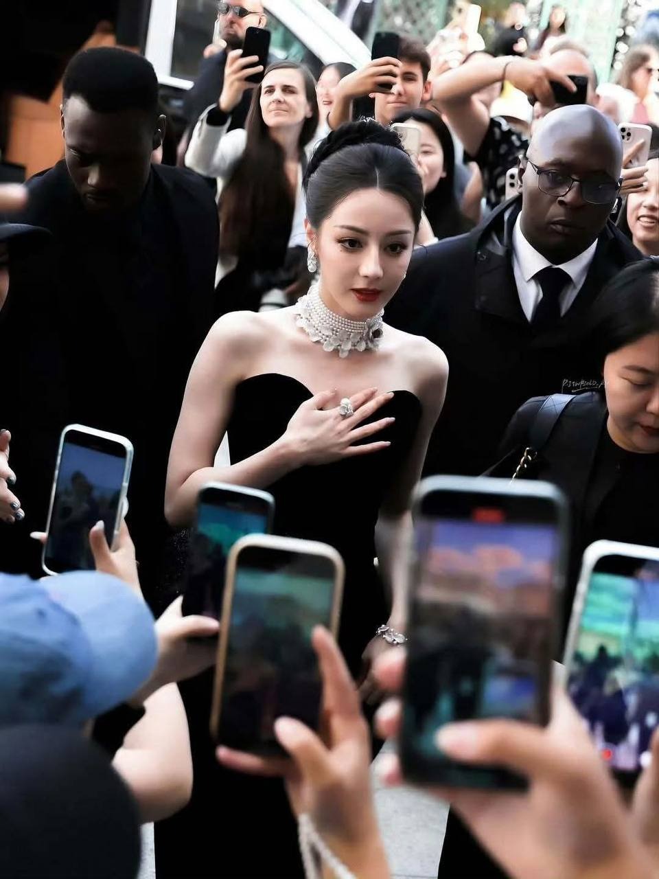Drama căng đét: Địch Lệ Nhiệt Ba bị 