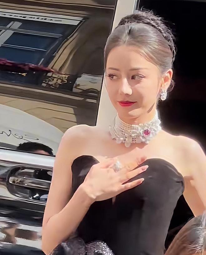 Drama căng đét: Địch Lệ Nhiệt Ba bị 