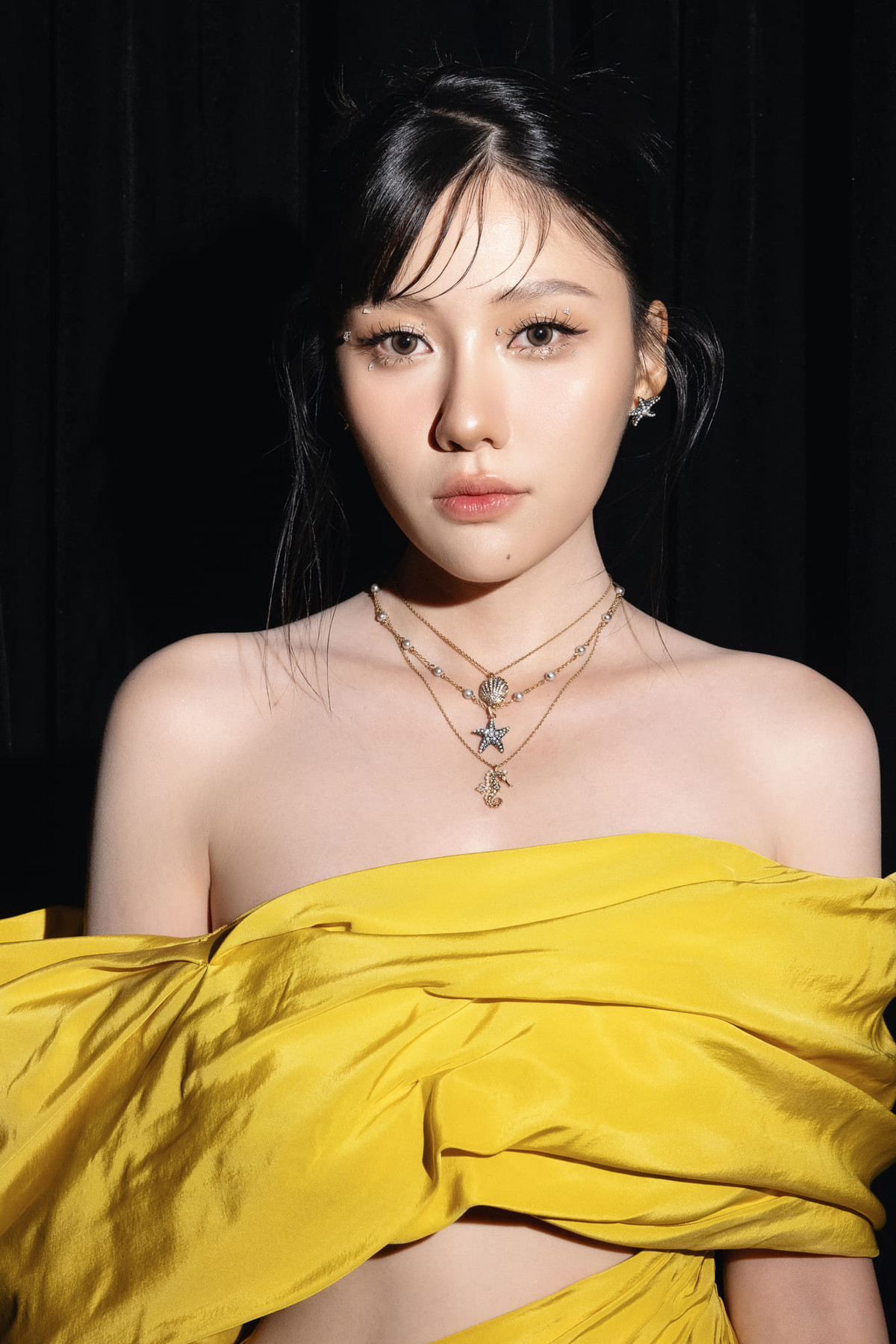 12-1752283443-my-nhan-viet-dat-show-nhat-2025-nhan-sac-len-huong-du-doi-khong-hot-moi-la.png
