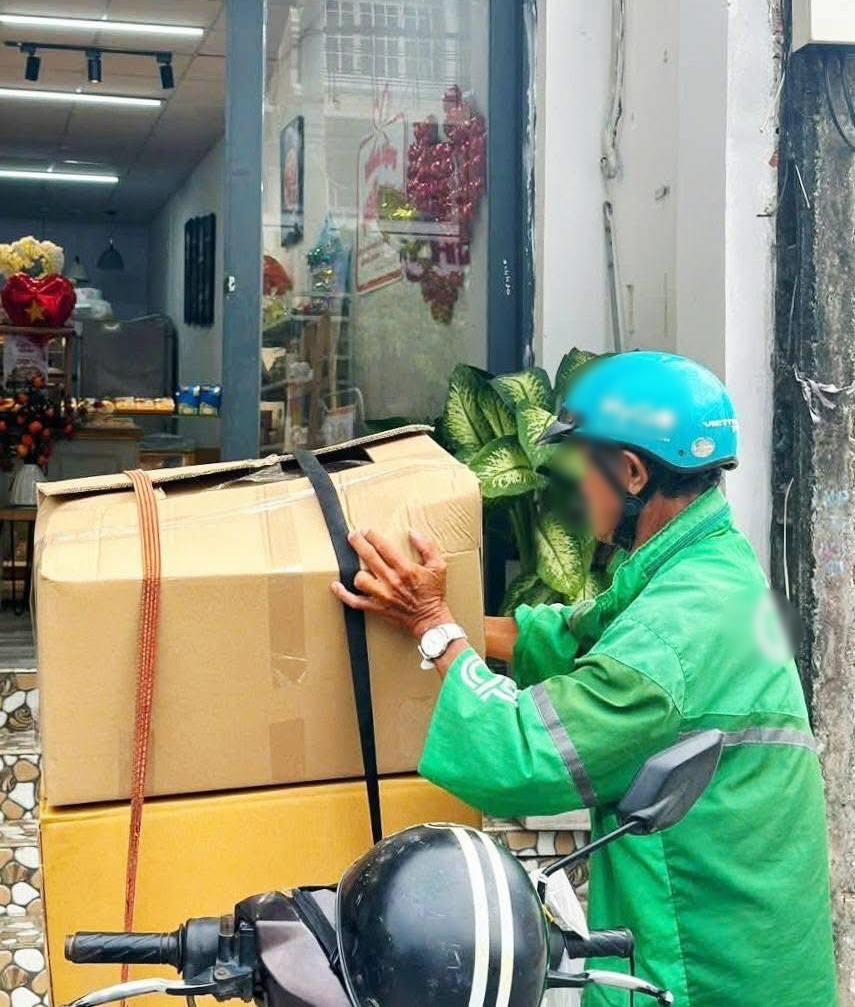 Xót xa hình ảnh cuối cùng của bác tài xế xe ôm trước khi bị sát hại: Ca nước, cặp lồng cơm vẫn treo trên xe…- Ảnh 1.