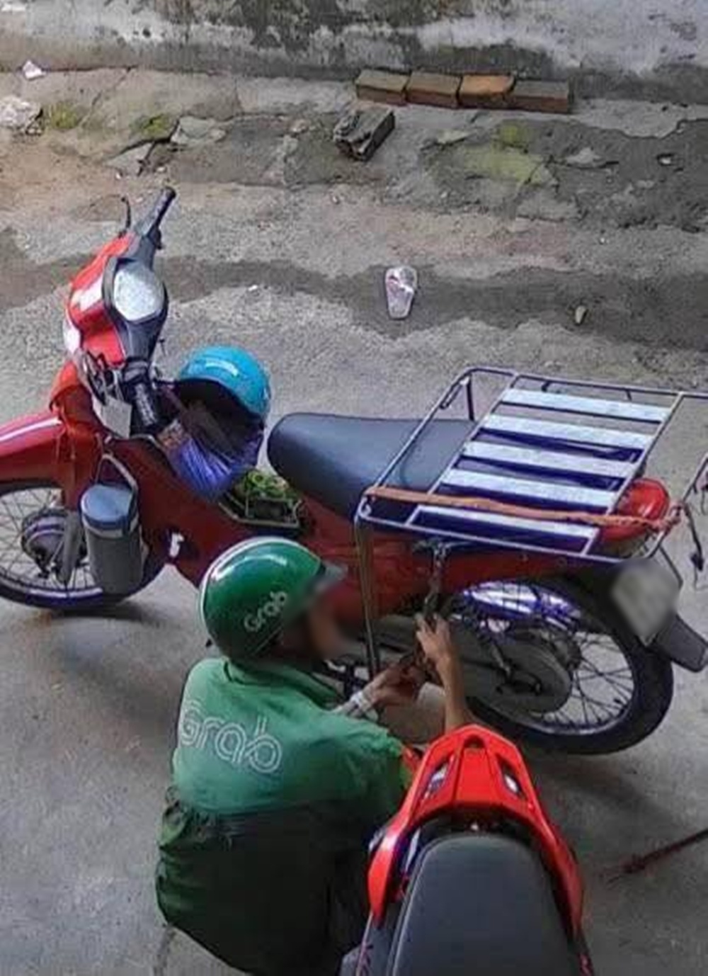 Xót xa hình ảnh cuối cùng của bác tài xế xe ôm trước khi bị sát hại: Ca nước, cặp lồng cơm vẫn treo trên xe…- Ảnh 2.