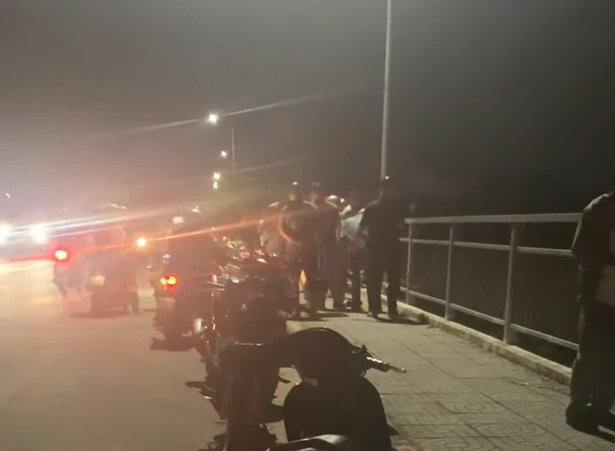 nam thanh niên ở lâm đồng nhảy cầu rồi tự bơi vào bờ..jpg