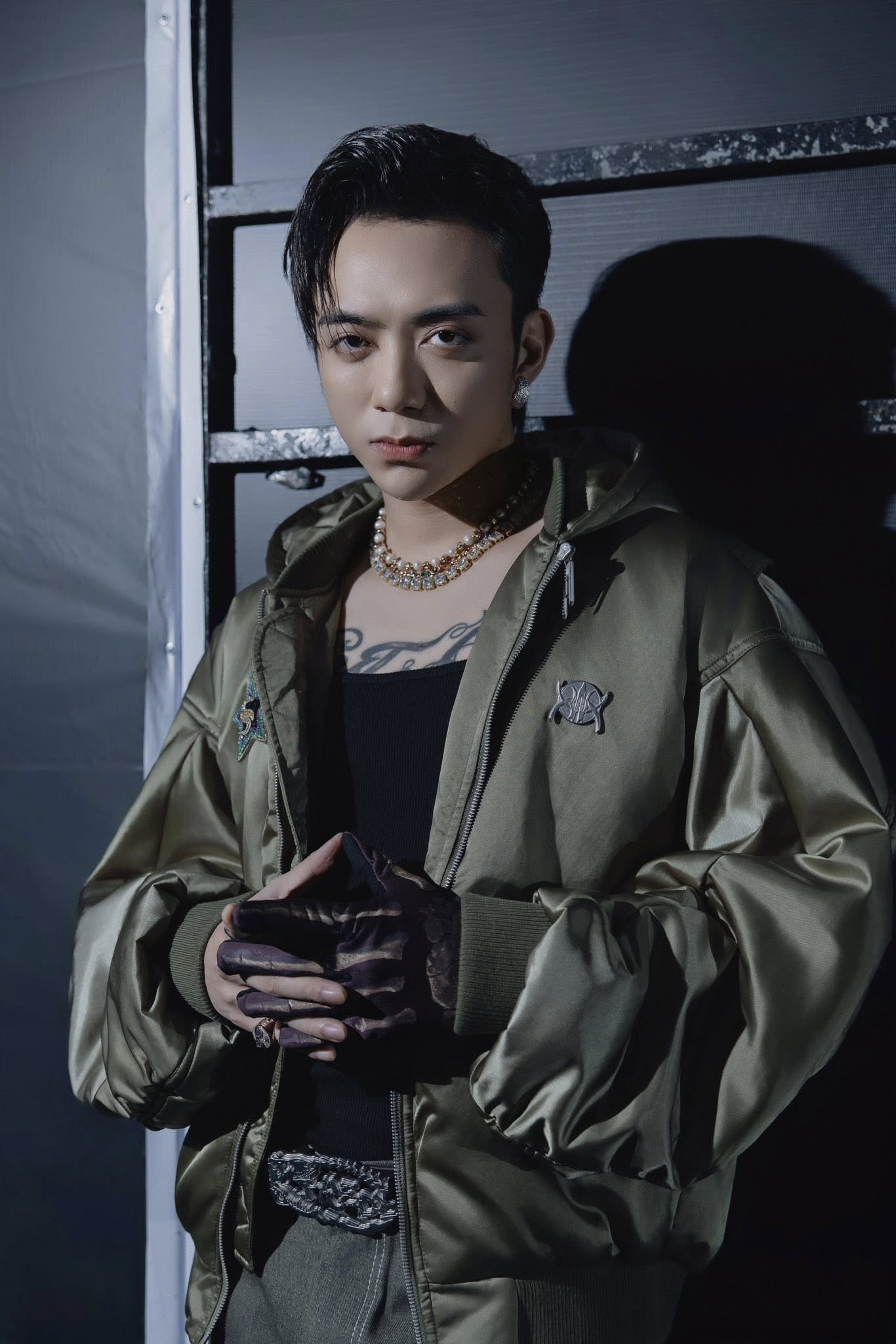 12-1752307932-soobin-bat-ngo-rut-khoi-1-show-co-line-up-toan-la-anh-trai-say-hi-fan-khau-chien-cang.jpeg
