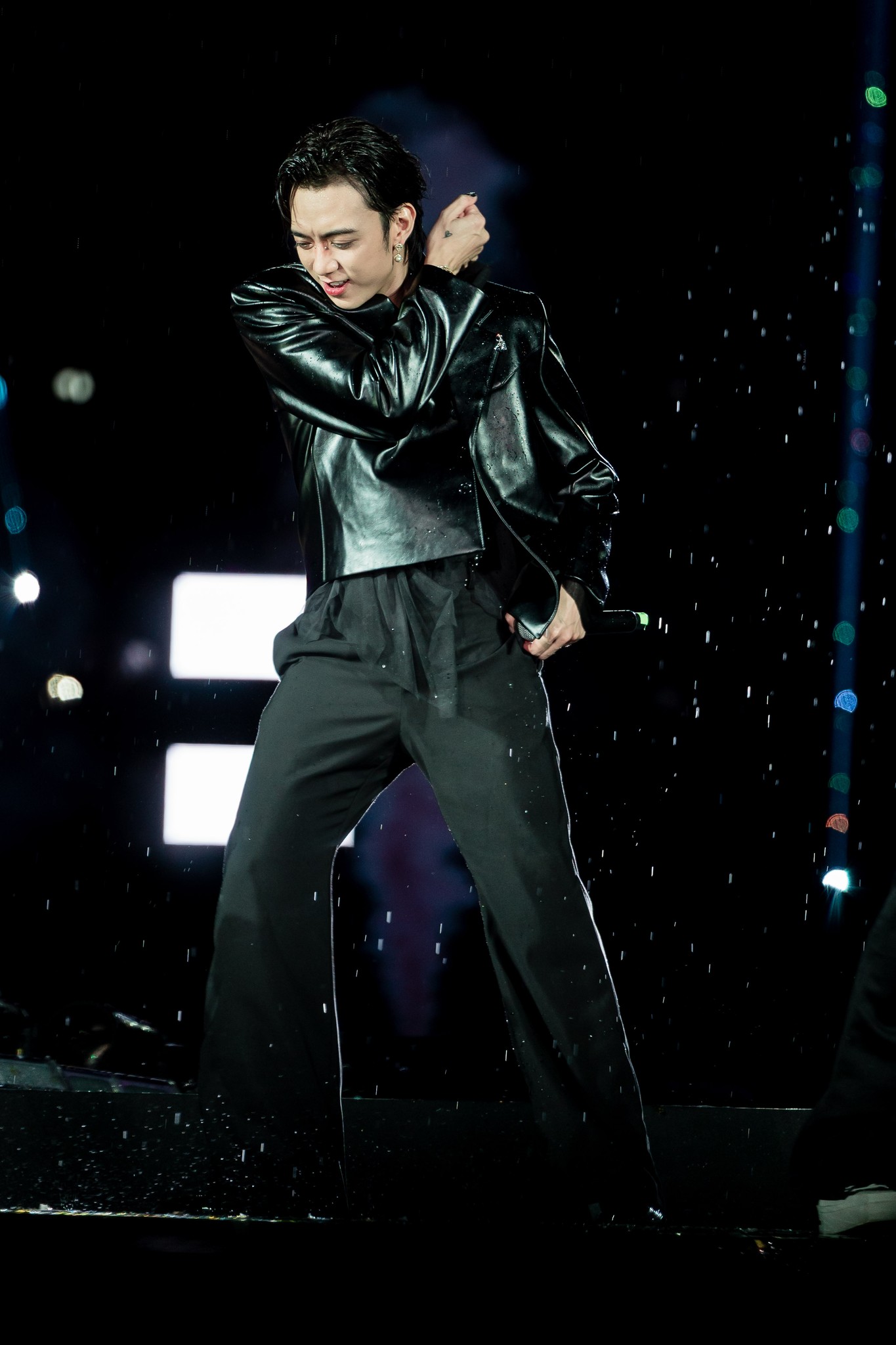12-1752307932-soobin-bat-ngo-rut-khoi-1-show-co-line-up-toan-la-anh-trai-say-hi-fan-khau-chien-cang.jpeg