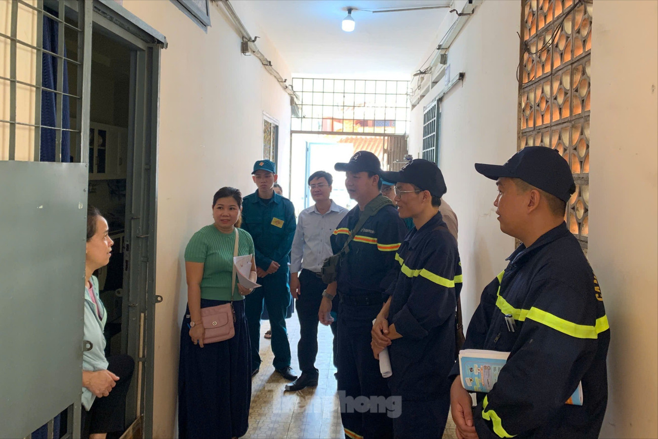 Sau vụ cháy khiến 8 người tử vong ở TPHCM: Cảnh sát đến tận chung cư vận động gỡ lồng sắt, tháo ‘chuồng cọp’- Ảnh 1.