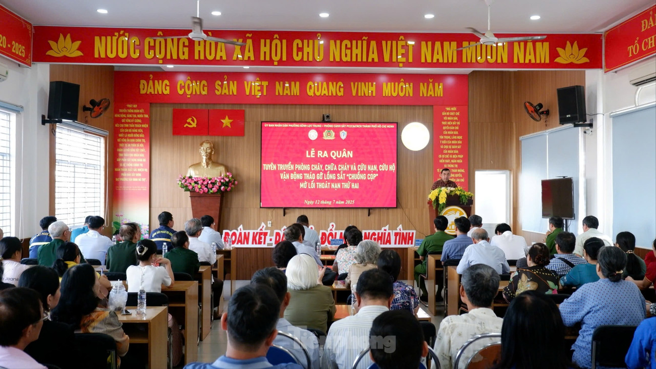 Sau vụ cháy khiến 8 người tử vong ở TPHCM: Cảnh sát đến tận chung cư vận động gỡ lồng sắt, tháo ‘chuồng cọp’- Ảnh 3.