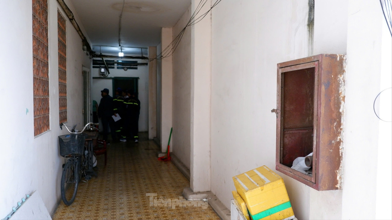 Sau vụ cháy khiến 8 người tử vong ở TPHCM: Cảnh sát đến tận chung cư vận động gỡ lồng sắt, tháo ‘chuồng cọp’- Ảnh 5.