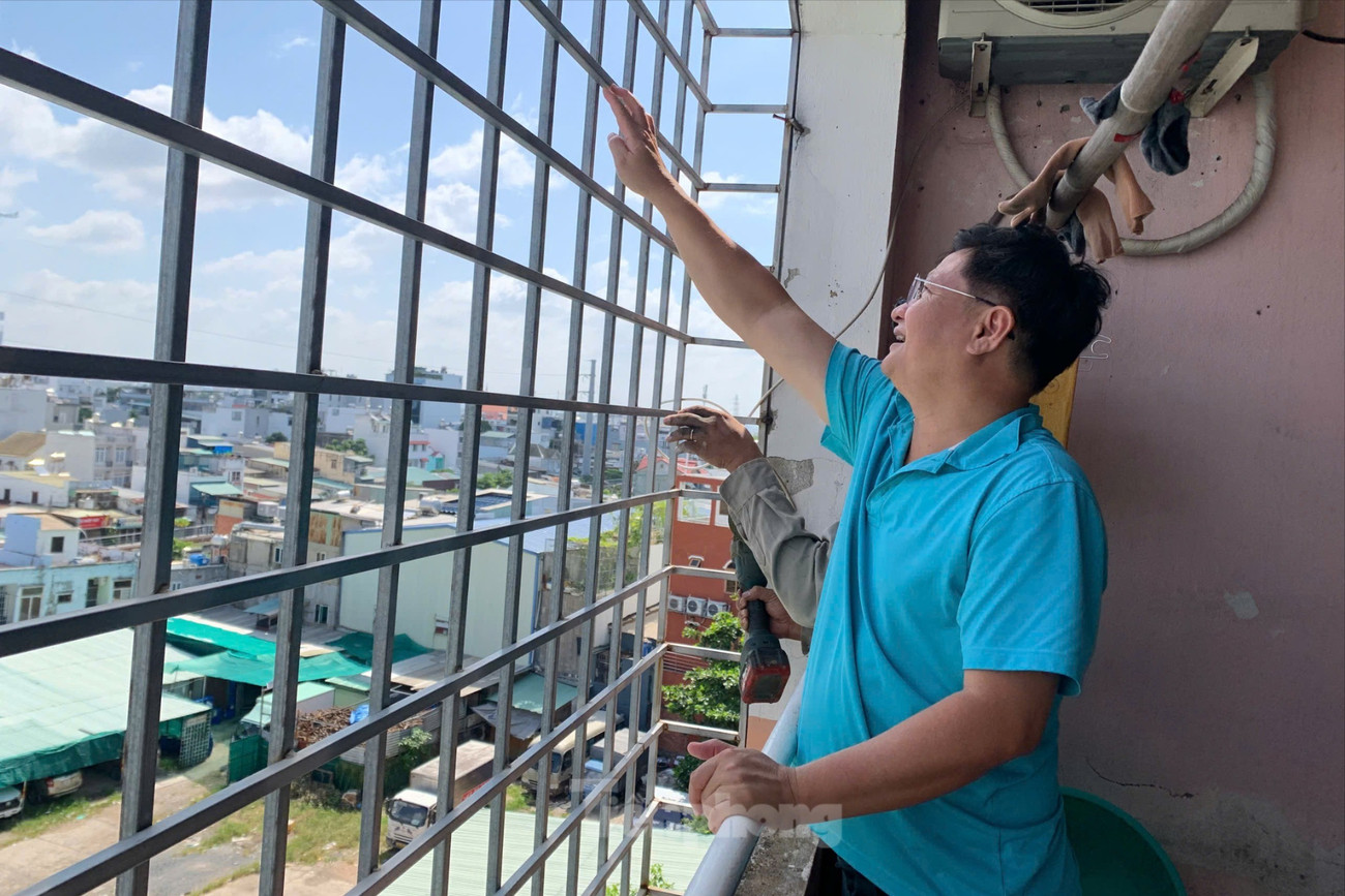 Sau vụ cháy khiến 8 người tử vong ở TPHCM: Cảnh sát đến tận chung cư vận động gỡ lồng sắt, tháo ‘chuồng cọp’- Ảnh 6.