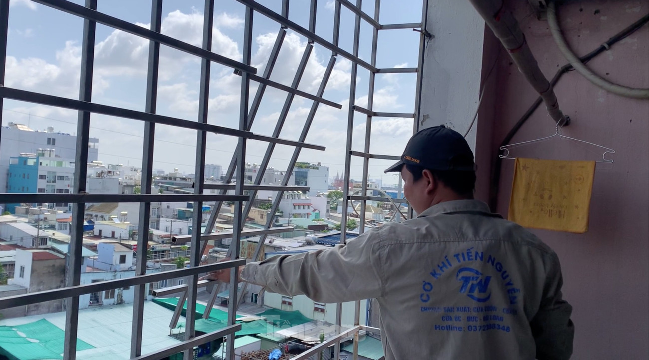 Sau vụ cháy khiến 8 người tử vong ở TPHCM: Cảnh sát đến tận chung cư vận động gỡ lồng sắt, tháo ‘chuồng cọp’- Ảnh 7.
