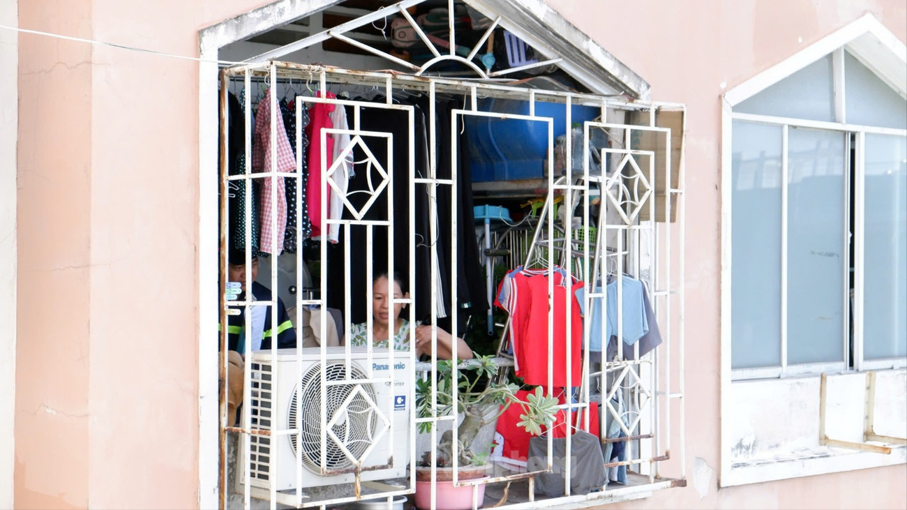 Sau vụ cháy khiến 8 người tử vong ở TPHCM: Cảnh sát đến tận chung cư vận động gỡ lồng sắt, tháo ‘chuồng cọp’- Ảnh 8.