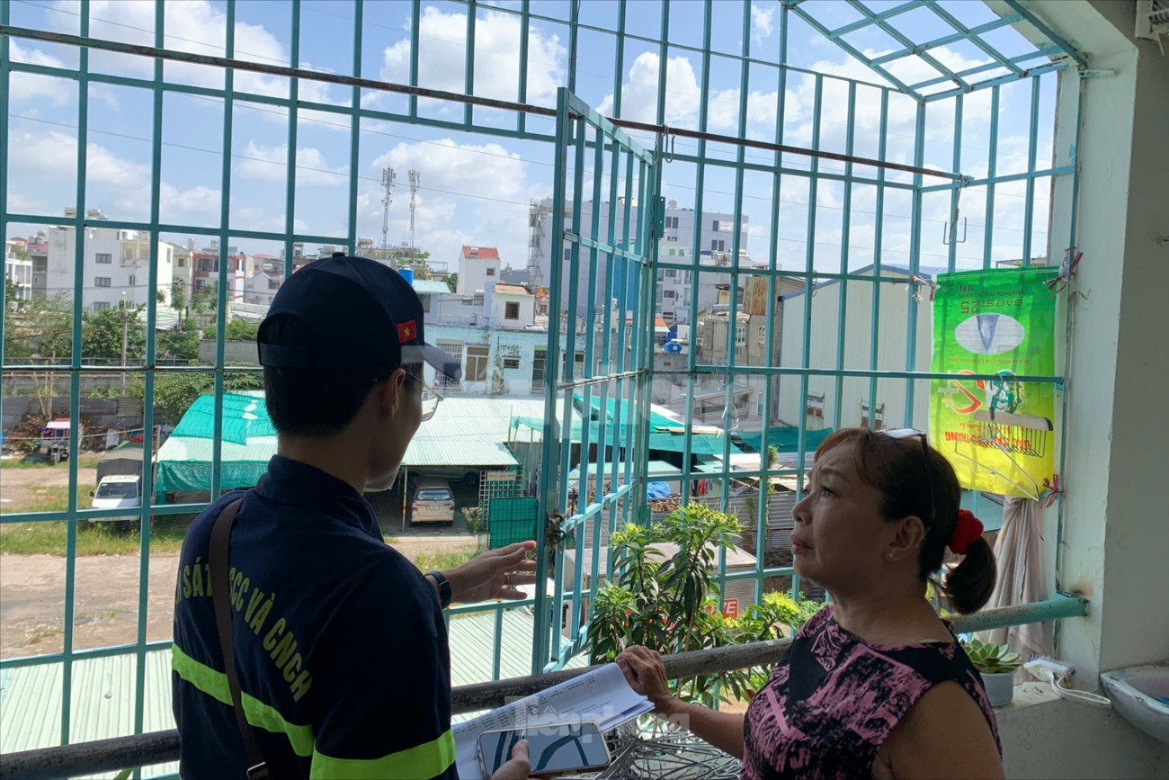 Sau vụ cháy khiến 8 người tử vong ở TPHCM: Cảnh sát đến tận chung cư vận động gỡ lồng sắt, tháo ‘chuồng cọp’- Ảnh 9.