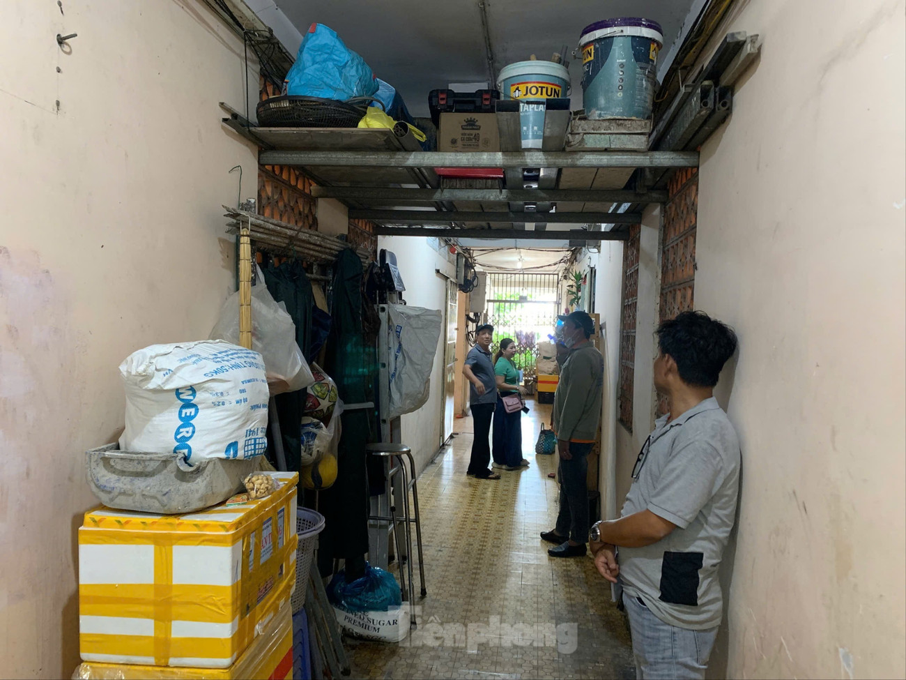 Sau vụ cháy khiến 8 người tử vong ở TPHCM: Cảnh sát đến tận chung cư vận động gỡ lồng sắt, tháo ‘chuồng cọp’- Ảnh 12.