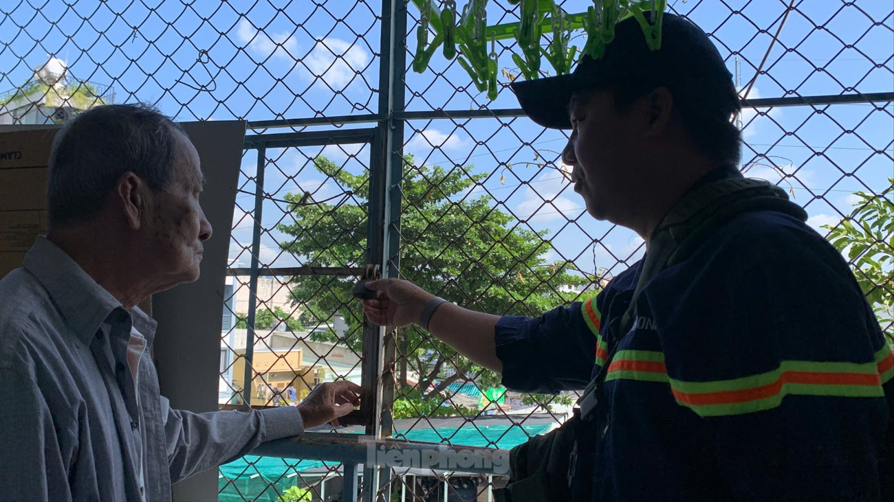 Sau vụ cháy khiến 8 người tử vong ở TPHCM: Cảnh sát đến tận chung cư vận động gỡ lồng sắt, tháo ‘chuồng cọp’- Ảnh 13.