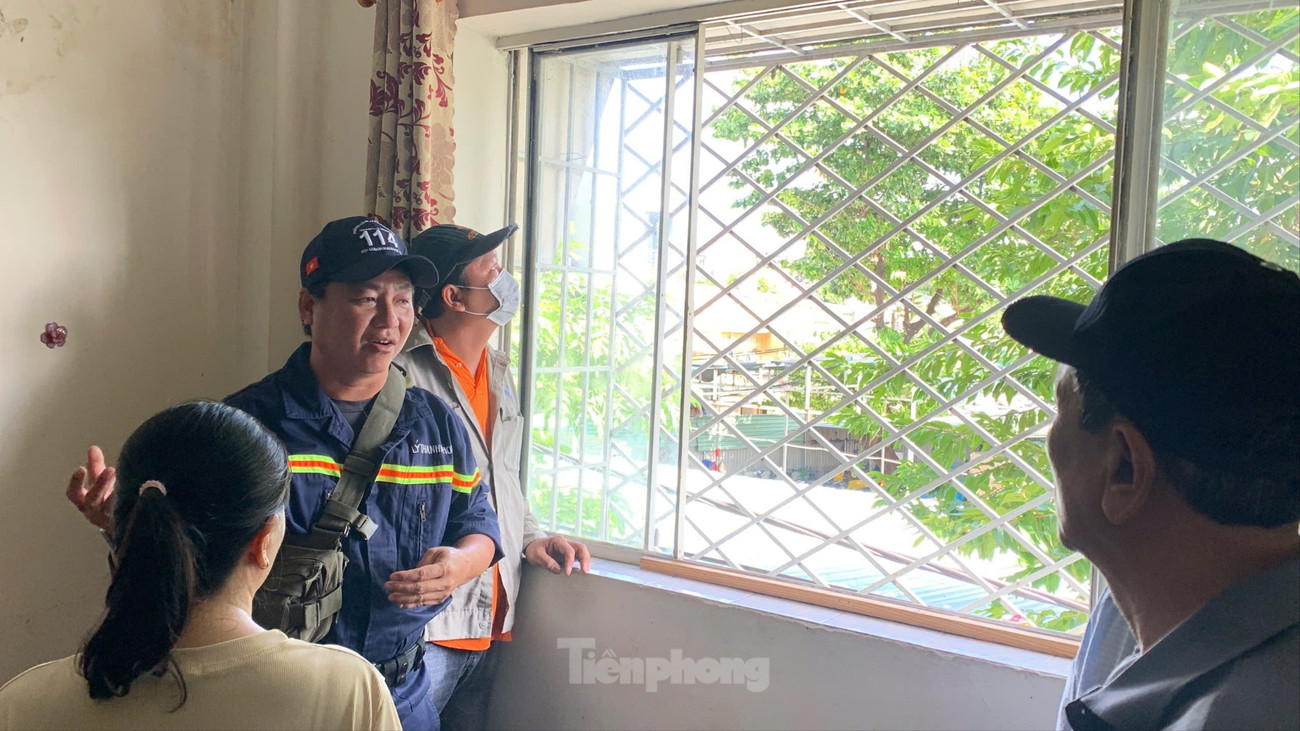 Sau vụ cháy khiến 8 người tử vong ở TPHCM: Cảnh sát đến tận chung cư vận động gỡ lồng sắt, tháo ‘chuồng cọp’- Ảnh 14.