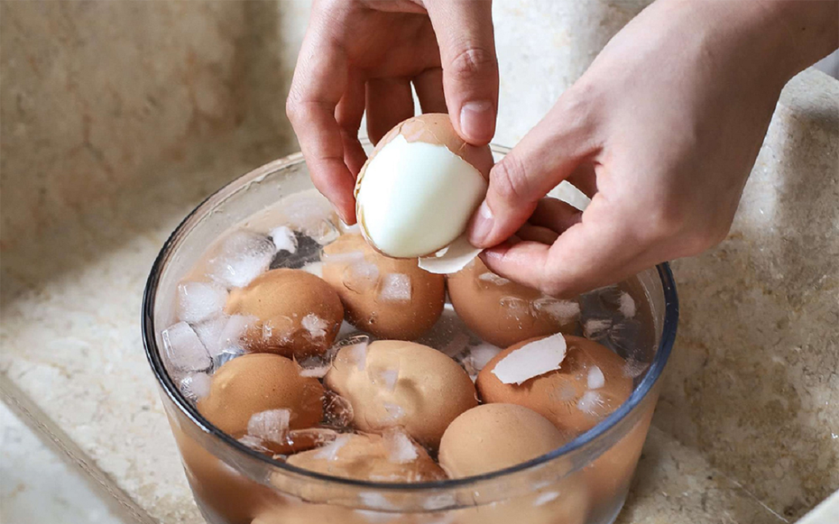 Luộc trứng nhớ cho thêm thứ này, vừa ngon lại tự róc vỏ