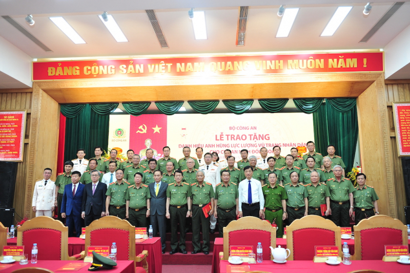 13-1752362464-cuc-an-ninh-doi-ngoai-don-nhan-danh-hieu-anh-hung-luc-luong-vu-trang-nhan-dan.jpg