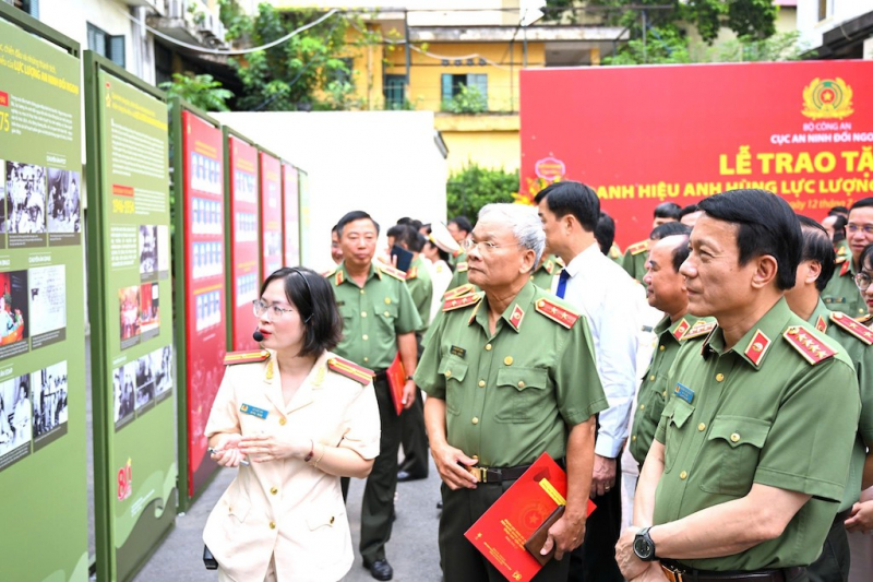 13-1752362464-cuc-an-ninh-doi-ngoai-don-nhan-danh-hieu-anh-hung-luc-luong-vu-trang-nhan-dan.jpg