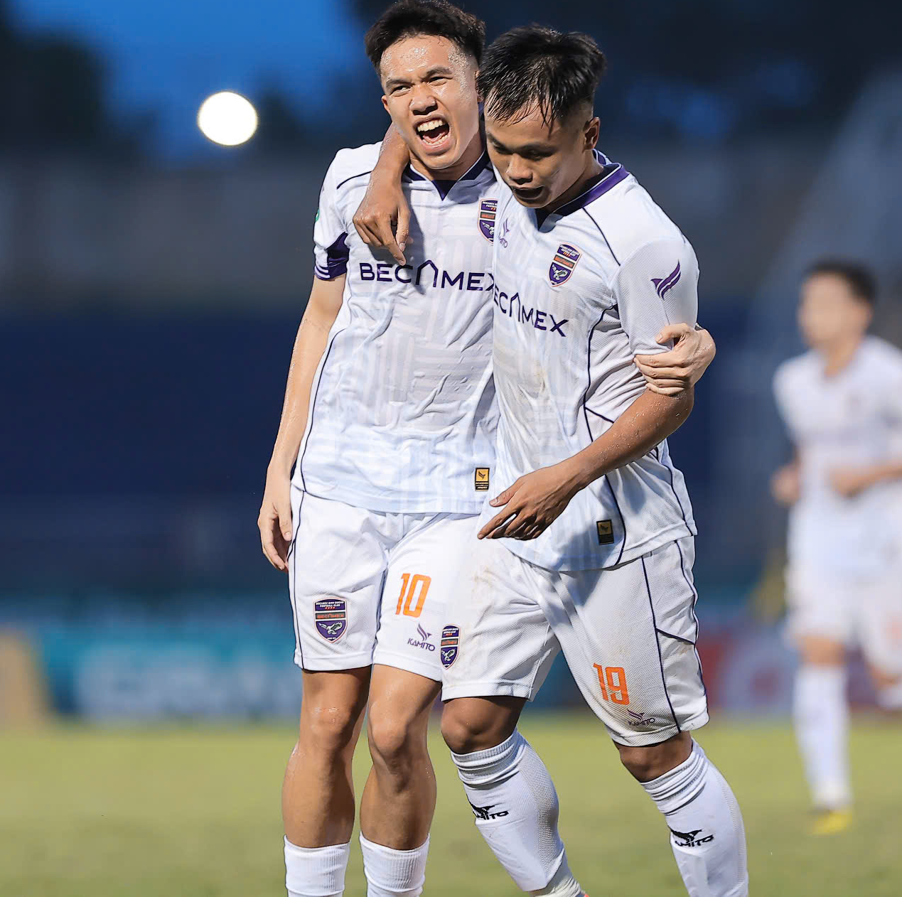 13-1752366347-clb-vleague-pha-ket-dua-hau-ve-chau-au-cao-1m86-gia-9-ty-dong-vao-tam-ngam.png