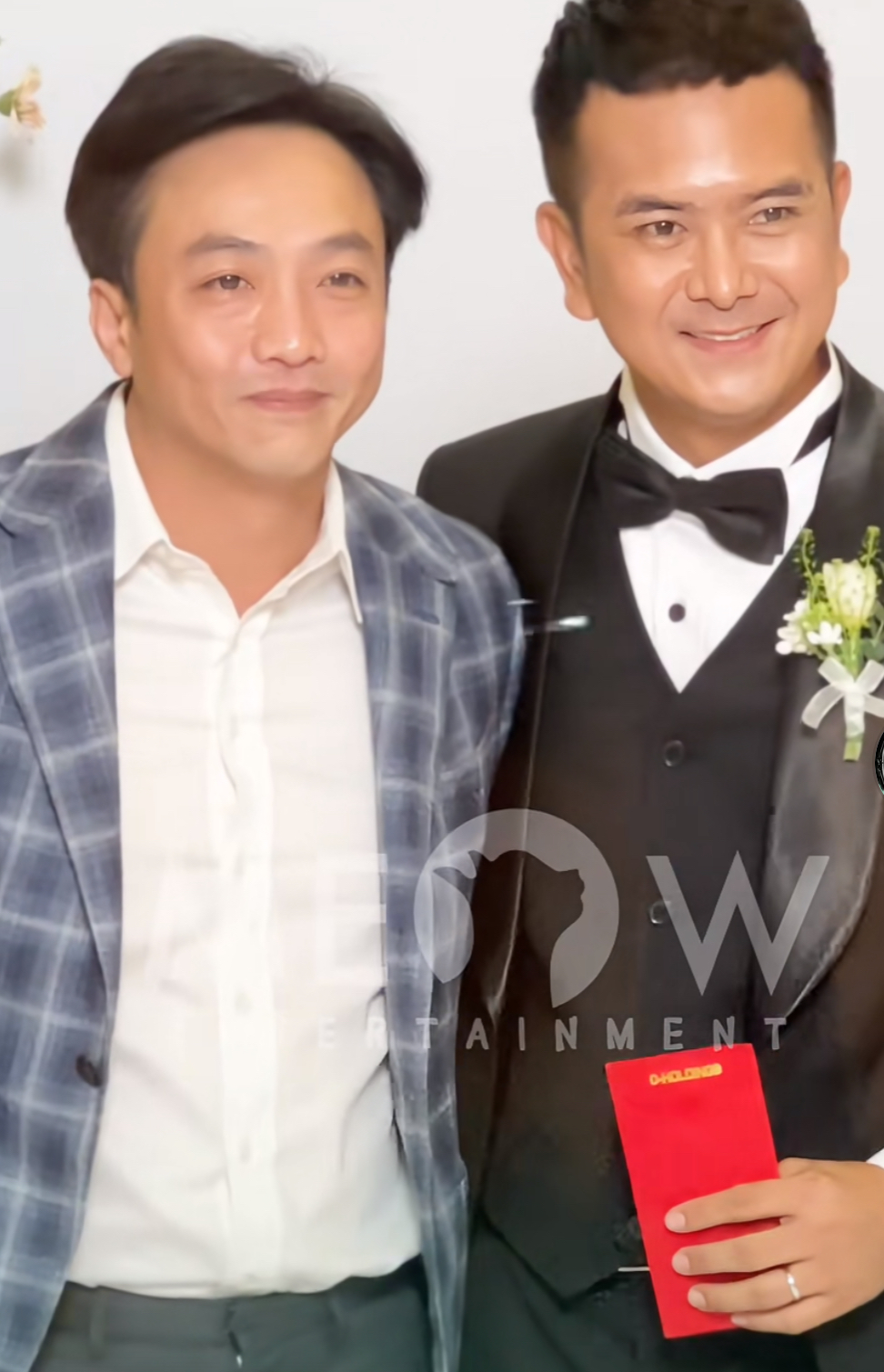 13-1752367685-dam-cuoi-be-an-hung-thuan-cuong-do-la-va-dan-sao-viet-do-bo-nhan-sac-co-dau-gay-chu-y.jpg