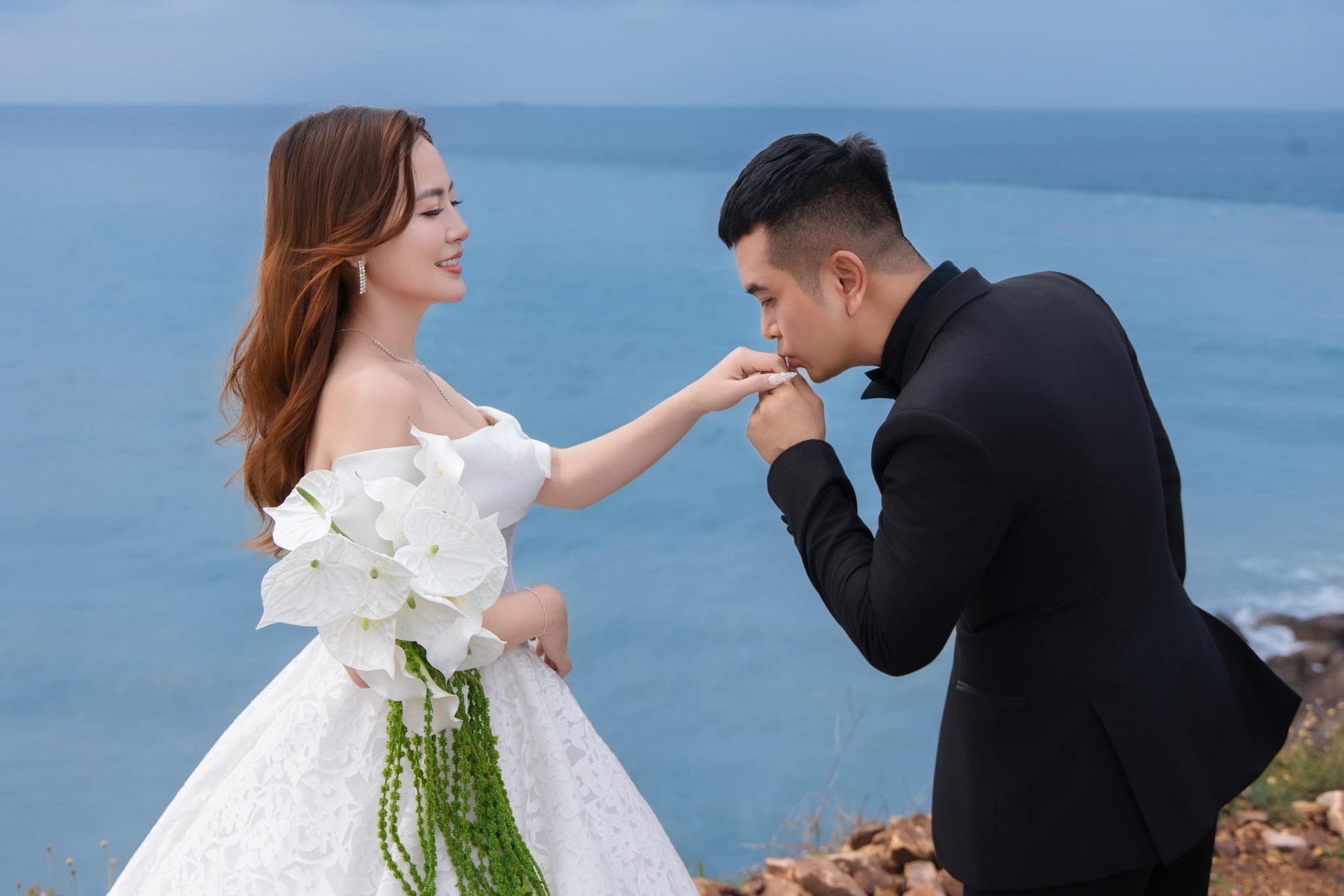 13-1752367685-dam-cuoi-be-an-hung-thuan-cuong-do-la-va-dan-sao-viet-do-bo-nhan-sac-co-dau-gay-chu-y.jpg