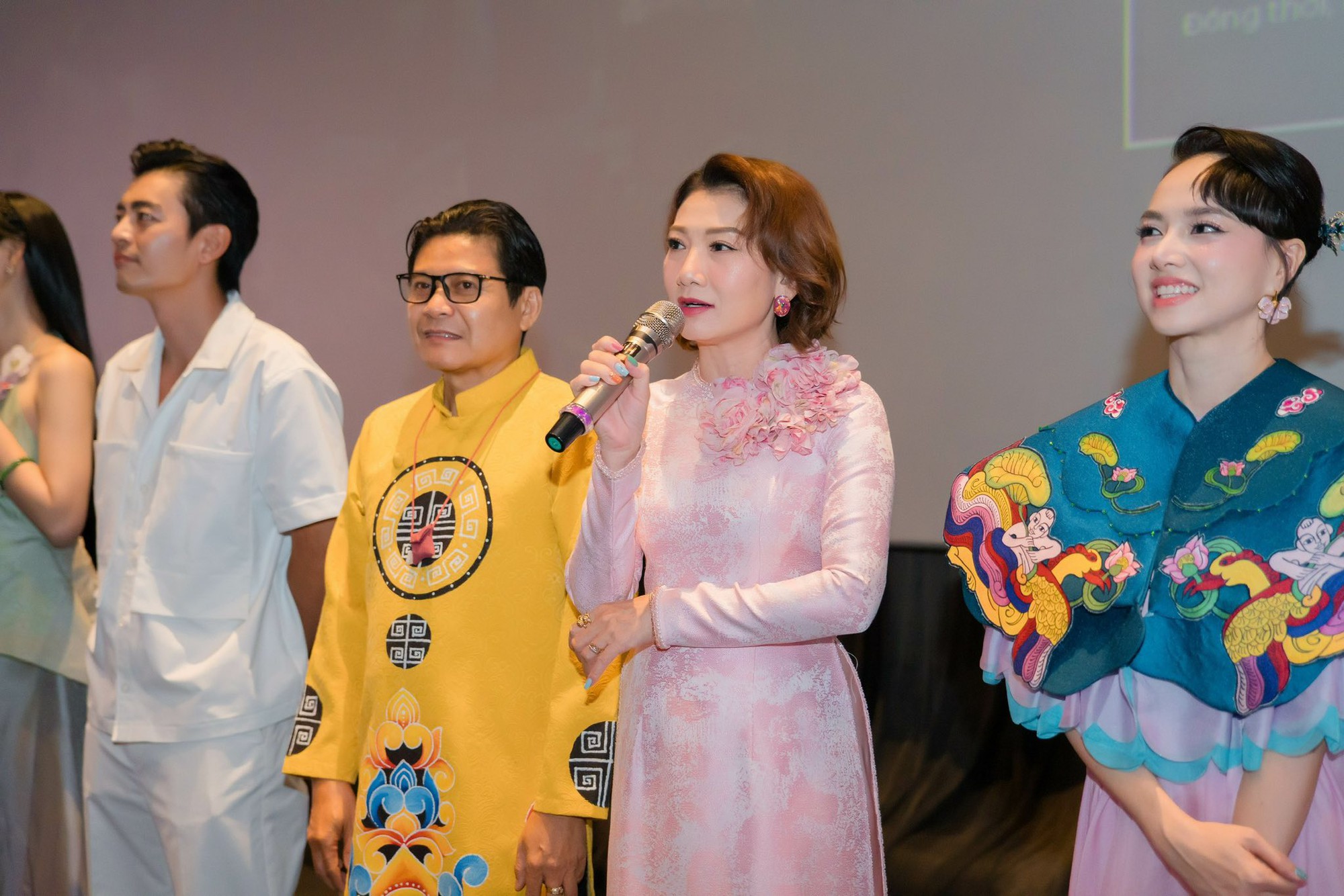 13-1752369925-nghe-si-my-uyen-gay-soc-dang-anh-khoa-moi-co-gai-la-mat.jpg