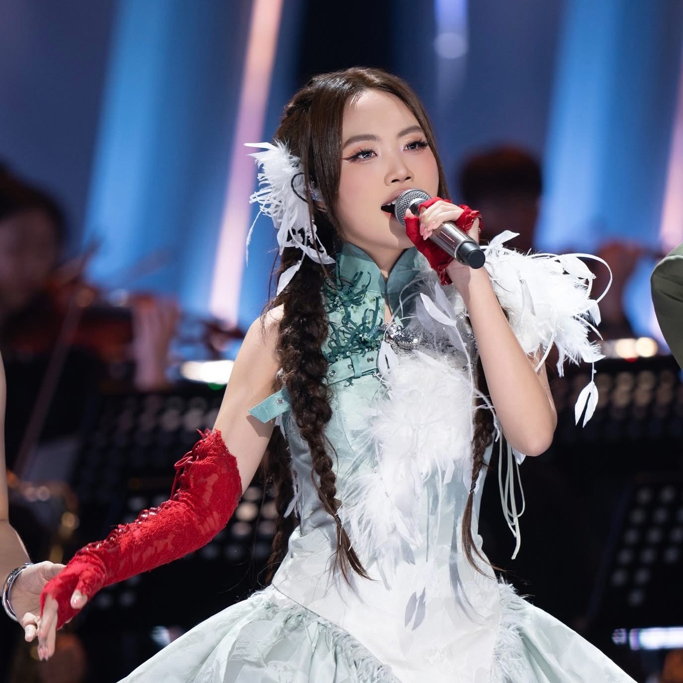 13-1752371607-phuong-my-chi-ru-tlinh-va-cap-anh-trai-em-xinh-den-quay-sing-asia.jpg