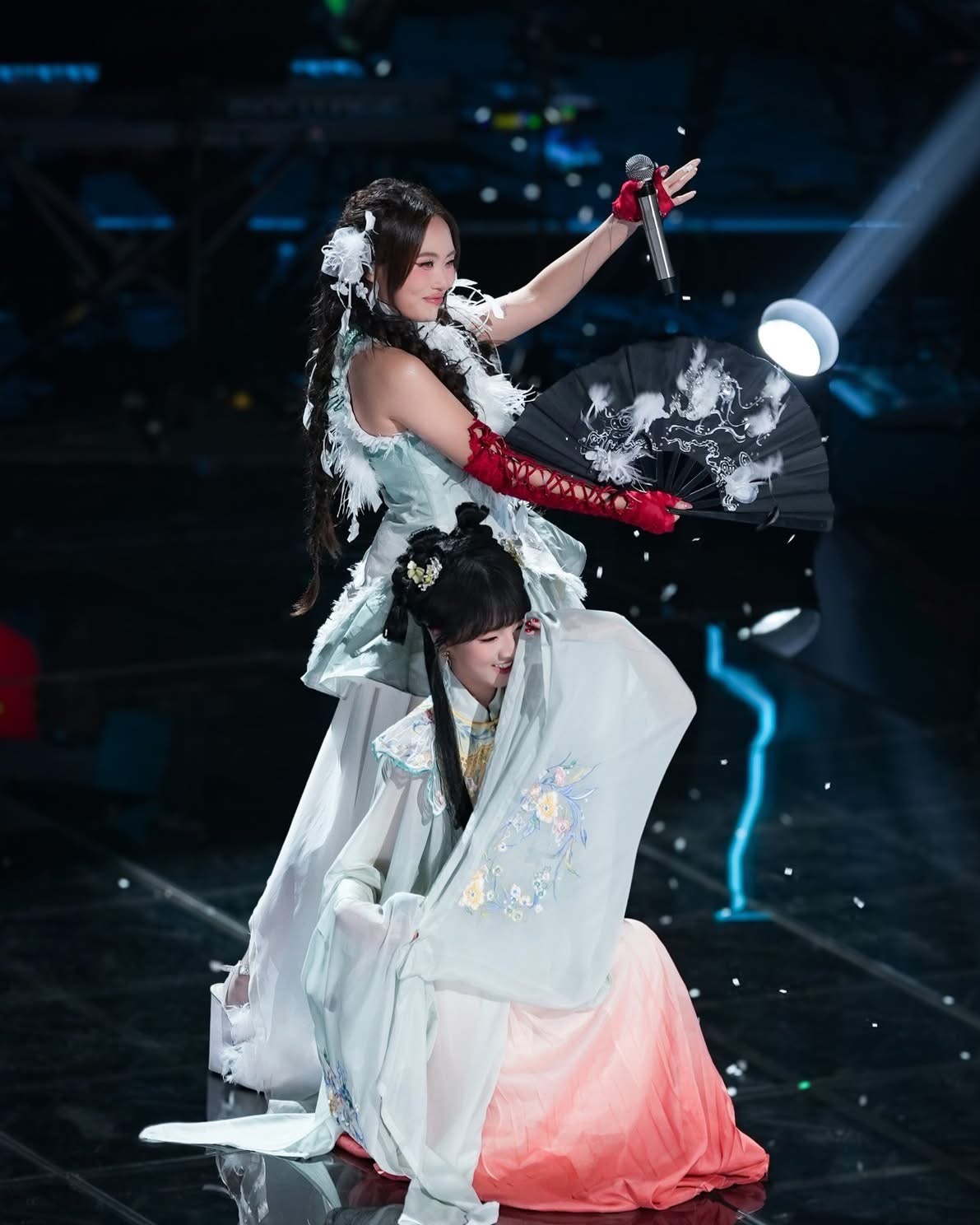 13-1752371607-phuong-my-chi-ru-tlinh-va-cap-anh-trai-em-xinh-den-quay-sing-asia.jpg