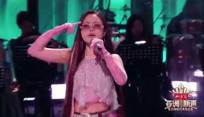 13-1752371607-phuong-my-chi-ru-tlinh-va-cap-anh-trai-em-xinh-den-quay-sing-asia.gif
