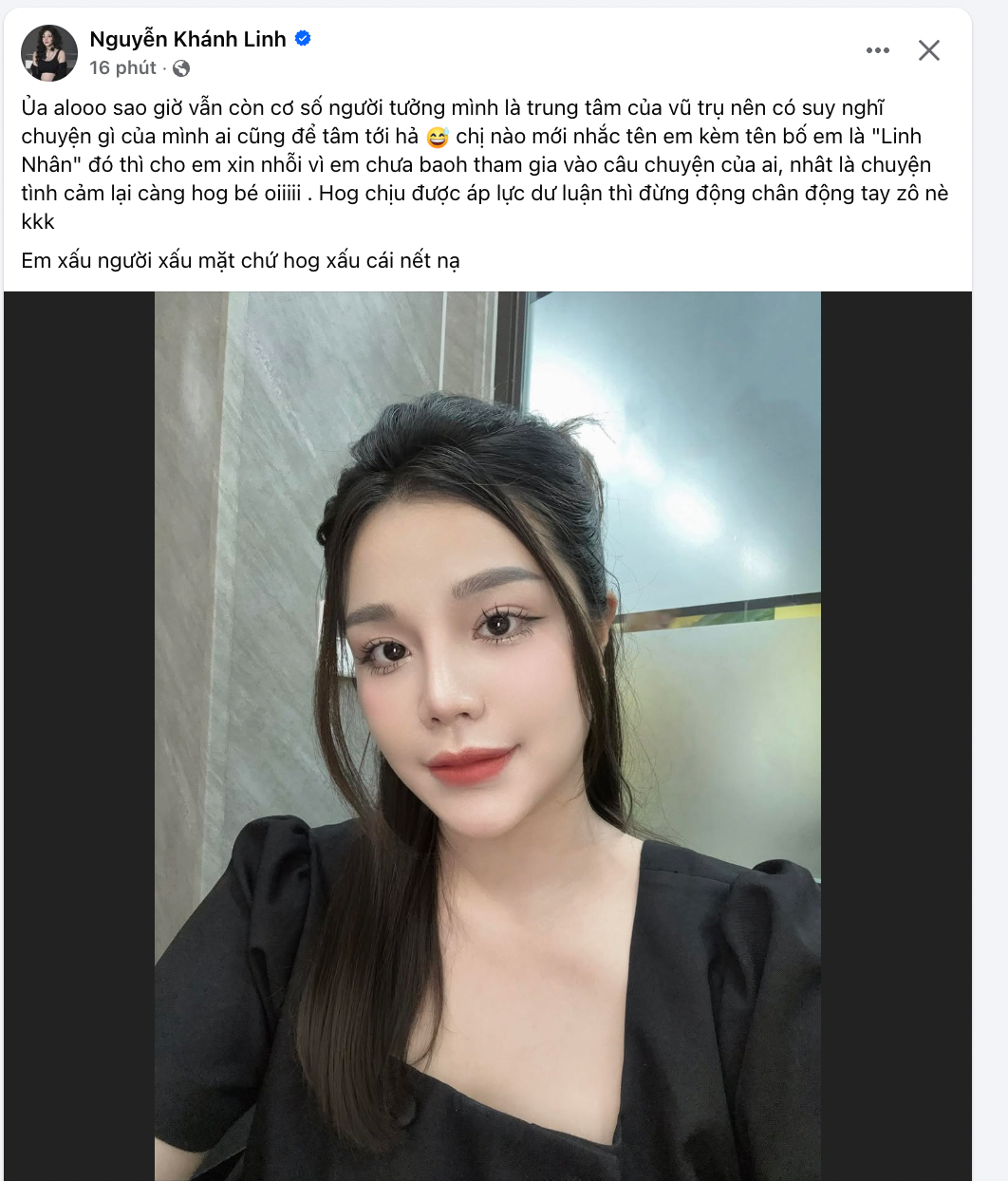 Mới đây, nàng WAG Nguyễn Khánh Linh - bà xã của trung vệ ĐT Việt Nam Bùi Tiến Dũng - lại tiếp tục trở thành tâm điểm trên mạng xã hội khi đăng tải một dòng trạng thái dài với lời lẽ đầy ẩn ý, được cho là