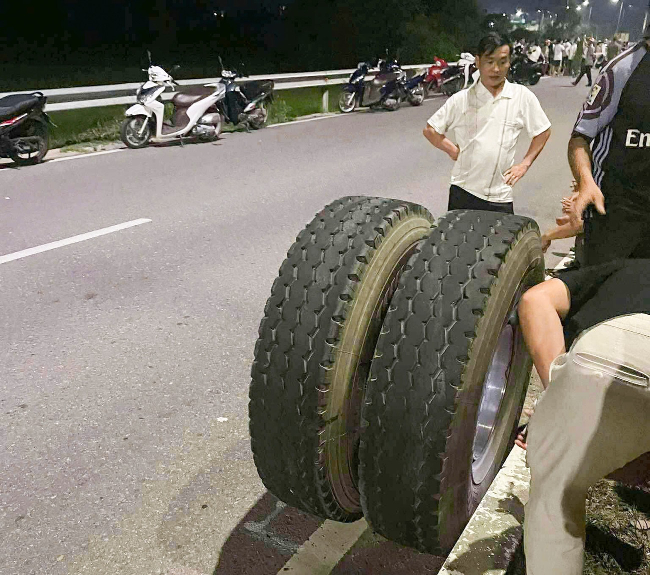 Gia Lai: Xe tải văng bánh, người chạy bộ tử vong tại chỗ- Ảnh 2.