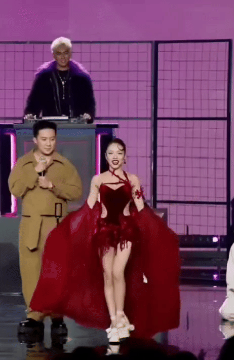 13-1752408204-chi-3-giay-coi-ao-tren-san-khau-phuong-ly-da-duoc-phong-than.gif