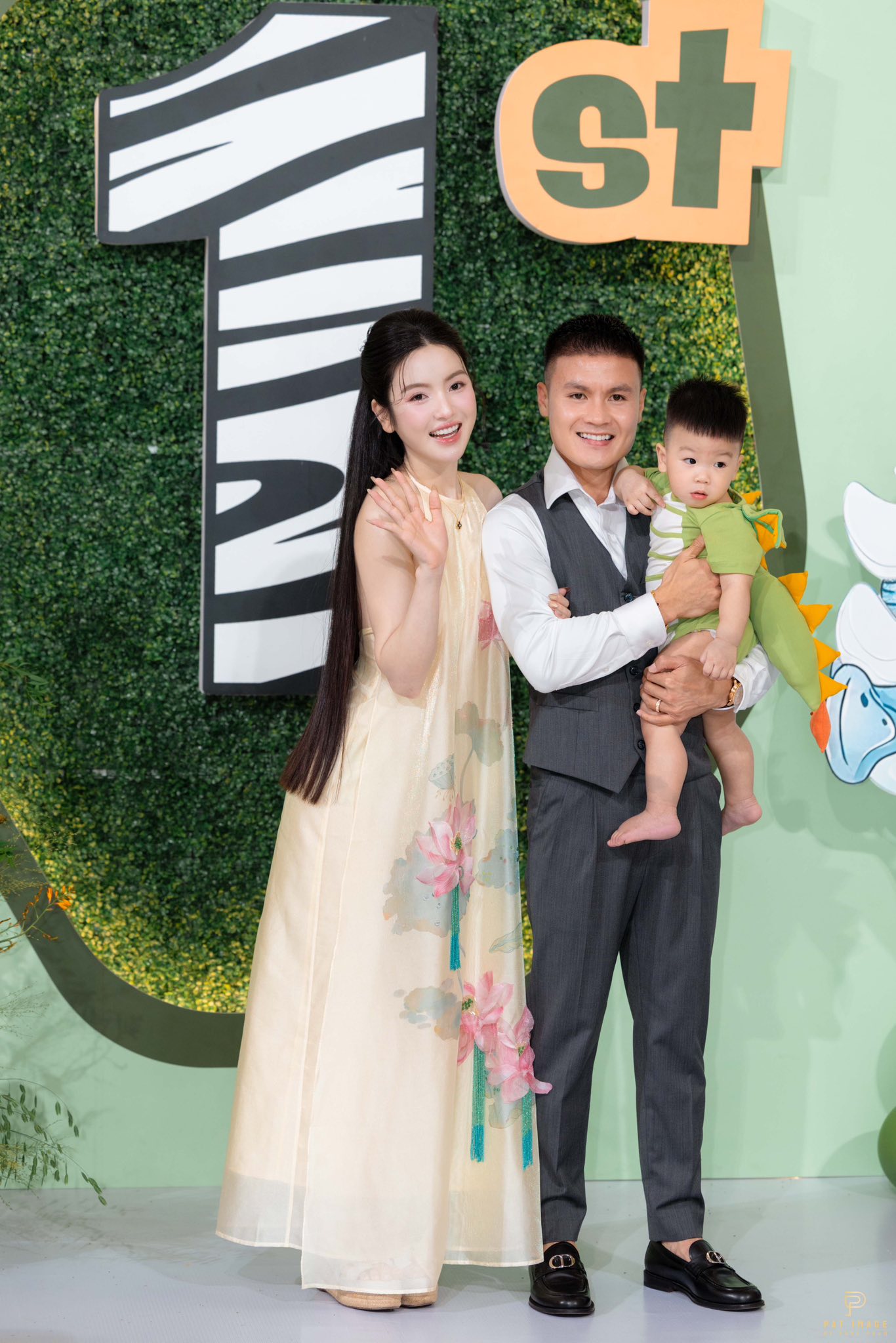 Chu Thanh Huyền hóa cô dâu, Quang Hải bảnh bao như chú rể trong tiệc thôi nôi xa hoa loá mắt của con trai- Ảnh 1.