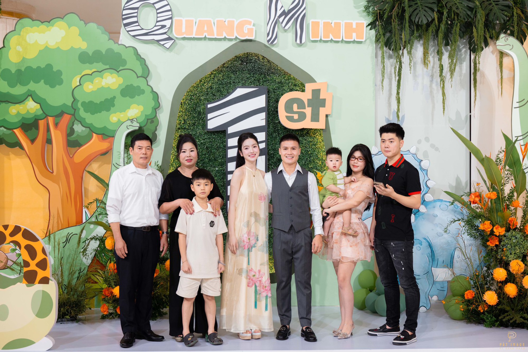 Chu Thanh Huyền hóa cô dâu, Quang Hải bảnh bao như chú rể trong tiệc thôi nôi xa hoa loá mắt của con trai- Ảnh 4.