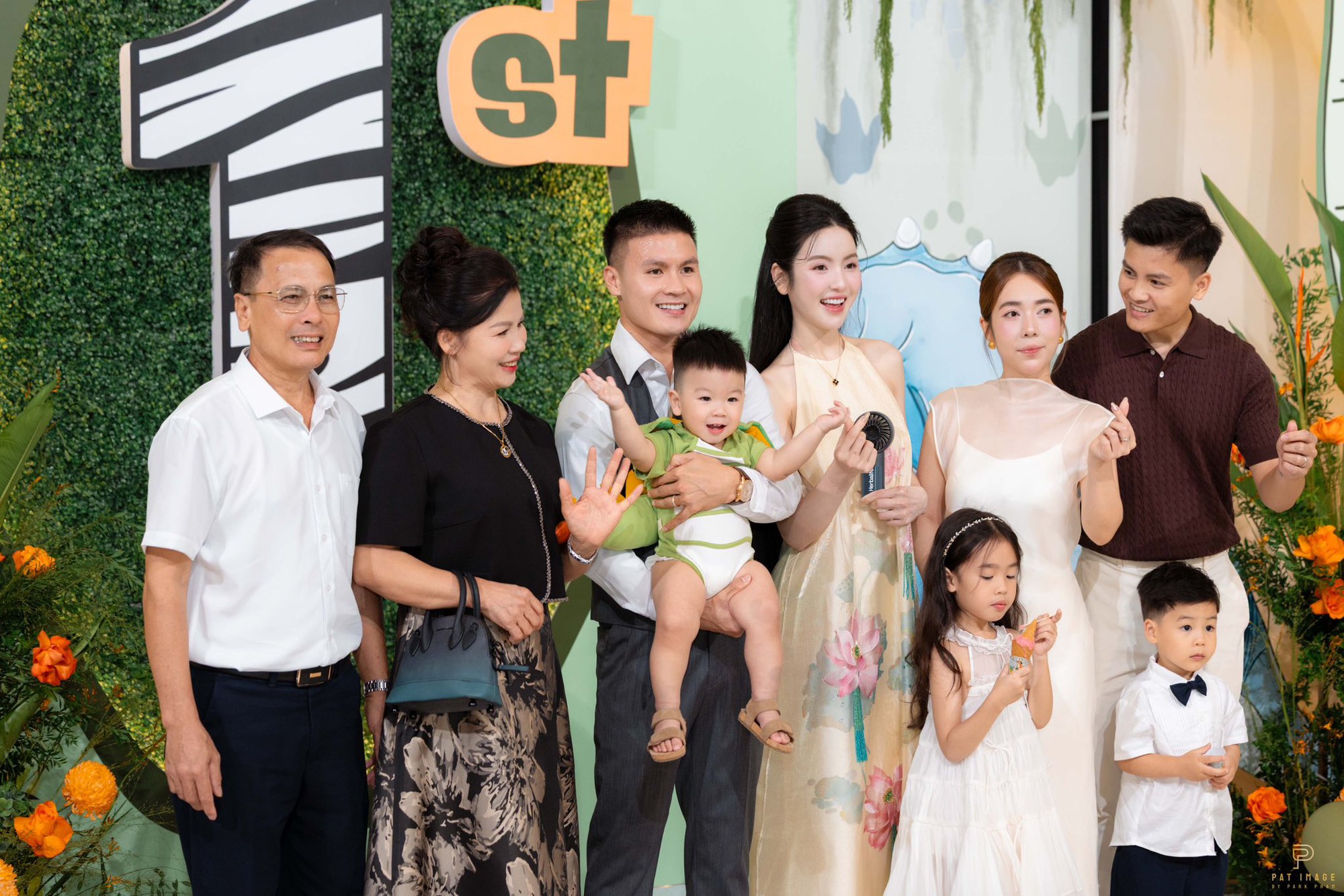 Chu Thanh Huyền hóa cô dâu, Quang Hải bảnh bao như chú rể trong tiệc thôi nôi xa hoa loá mắt của con trai- Ảnh 5.